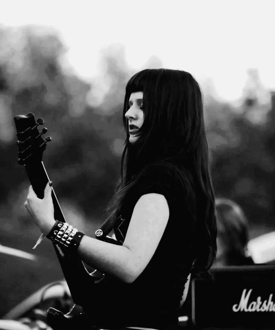 Helena Bajtl — Guitar